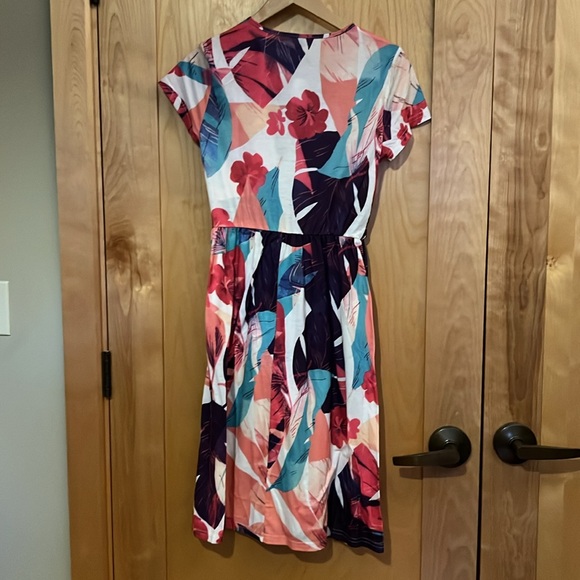 *NEW* Floral Dress with Tags Sz Small - Picture 3 of 3